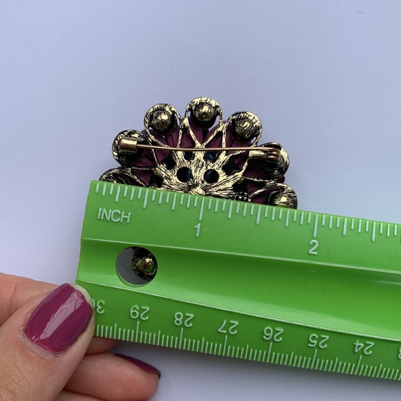 Gorgeous brooch in magenta color - Picture 3 of 3